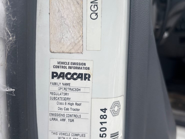 #1550-•-2016-peterbuilt-day-cab-auto-image-3