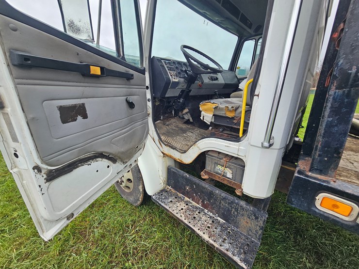 freightliner-fl60-image-45