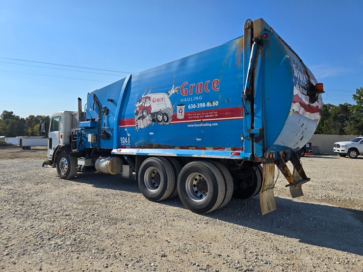 2013-peterbilt-320-image-12