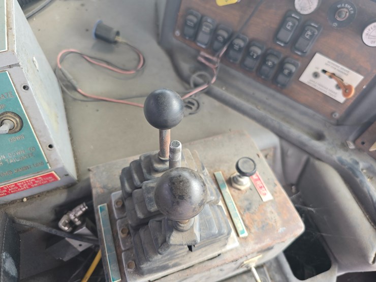 2003-peterbilt-320-image-56