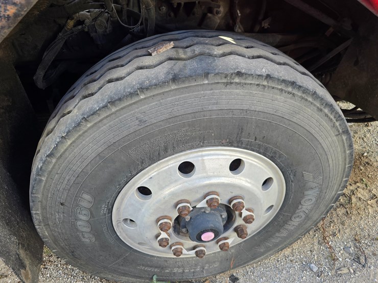 2002-peterbilt-320-image-35