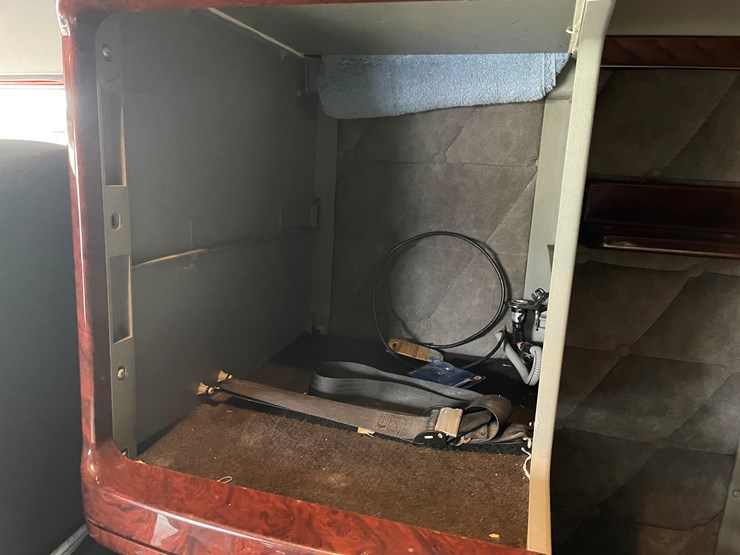 #1043-•-2009-freightliner-semi-(wi-title-in-delay)-image-52