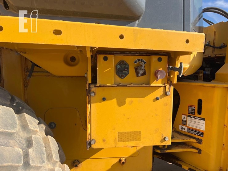 2020-deere-444l-image-17