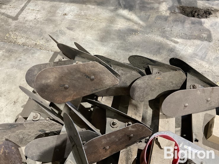 hiniker-16-row-hiller/ridger-attachments-image-14