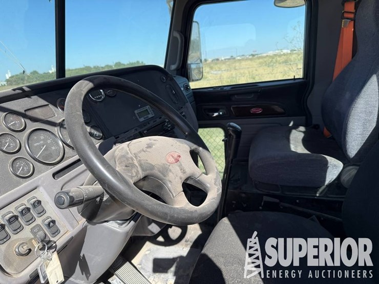 2014-peterbilt-384-image-5