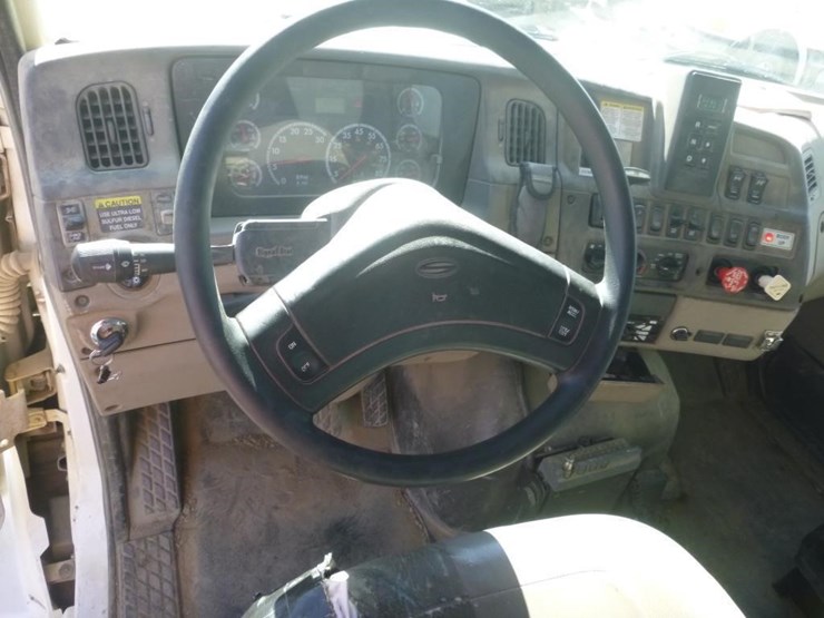 2009-sterling-lt9500-image-19