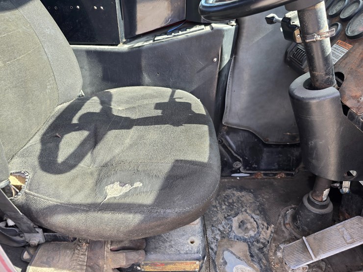 2003-peterbilt-320-image-57