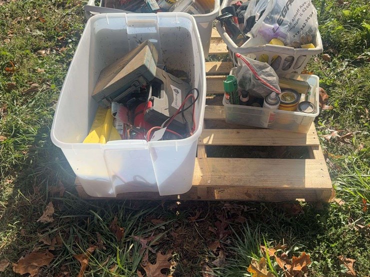 level,-wheel-chalks,-cleaning-supplies,-and-misc.-tools-image-1