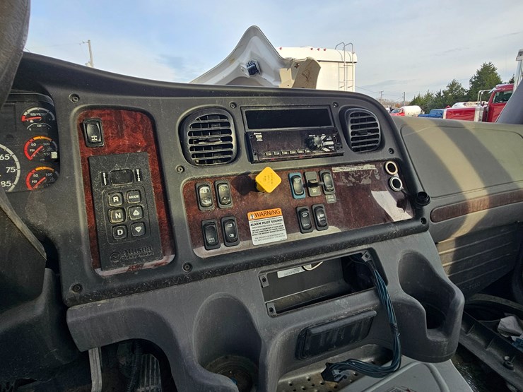 2019-freightliner-m2-106-image-42