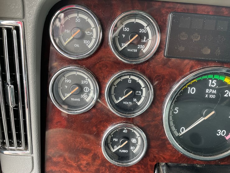 #1043-•-2009-freightliner-semi-(wi-title-in-delay)-image-36