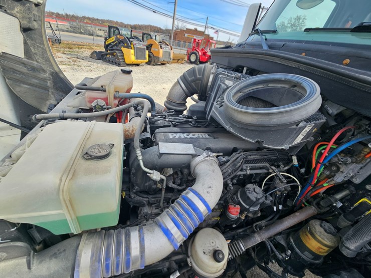 peterbilt-579-image-25