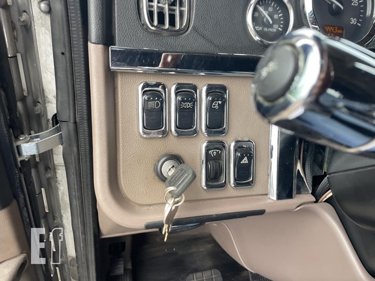 2009-peterbilt-386-image-23