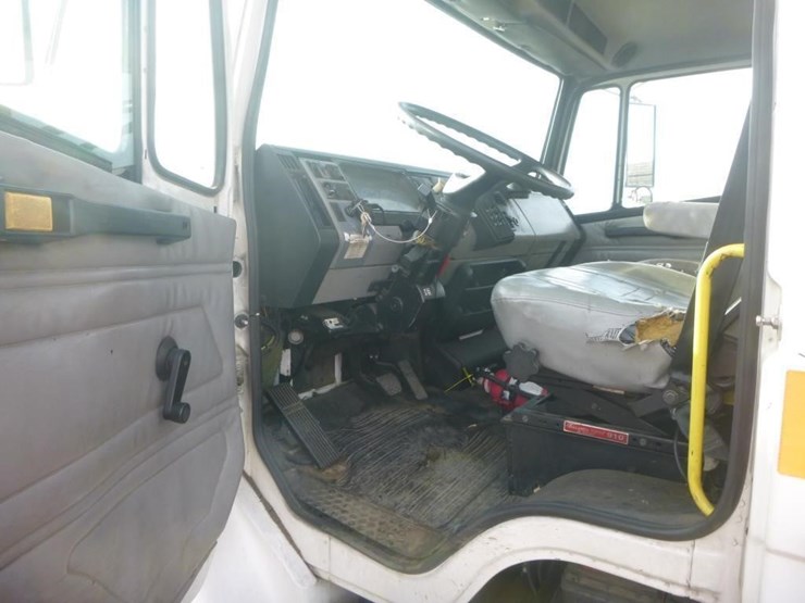 freightliner-fl70-image-11