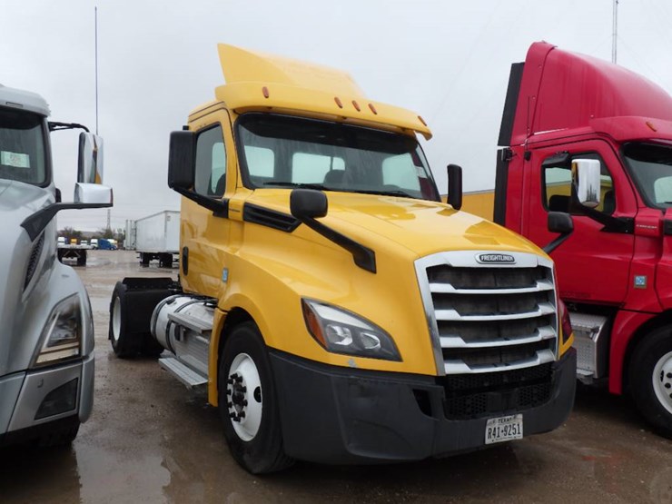 2020-freightliner-cascadia-126-image-3
