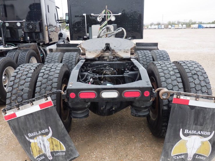 peterbilt-567-image-10