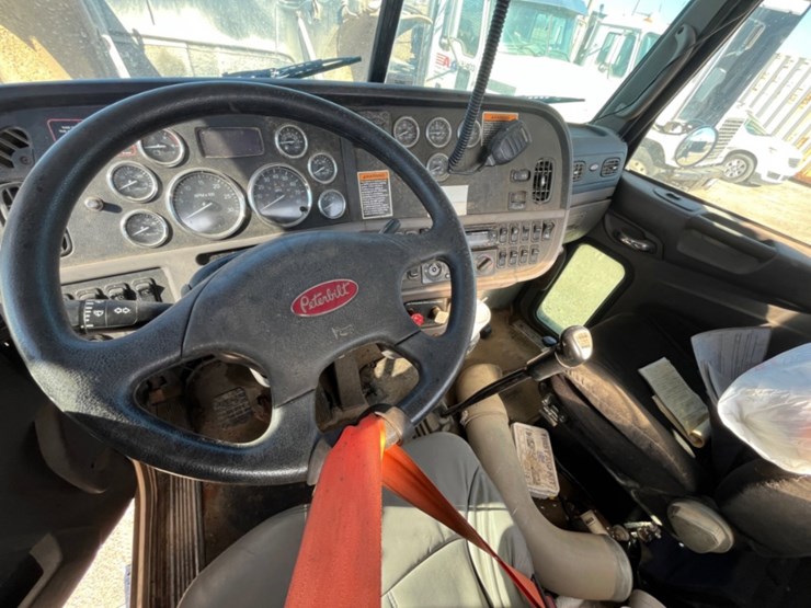 2012-peterbilt-367-image-18
