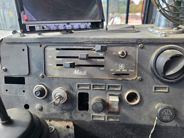 1996-mack-mr688s-image-51