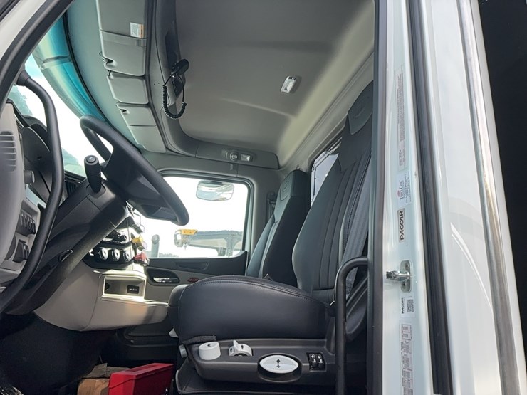 peterbilt-567-image-15