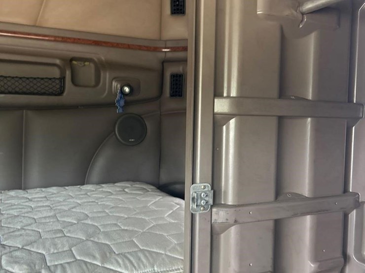 peterbilt-384-image-38