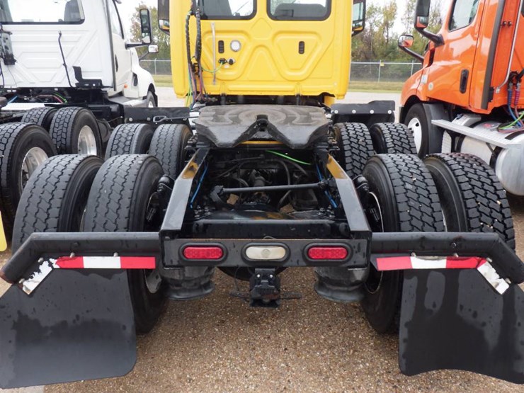 2019-freightliner-cascadia-126-image-11