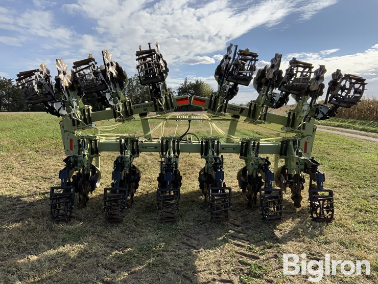 2013-orthman-12r30”-1tripr-strip-till-machine-image-6