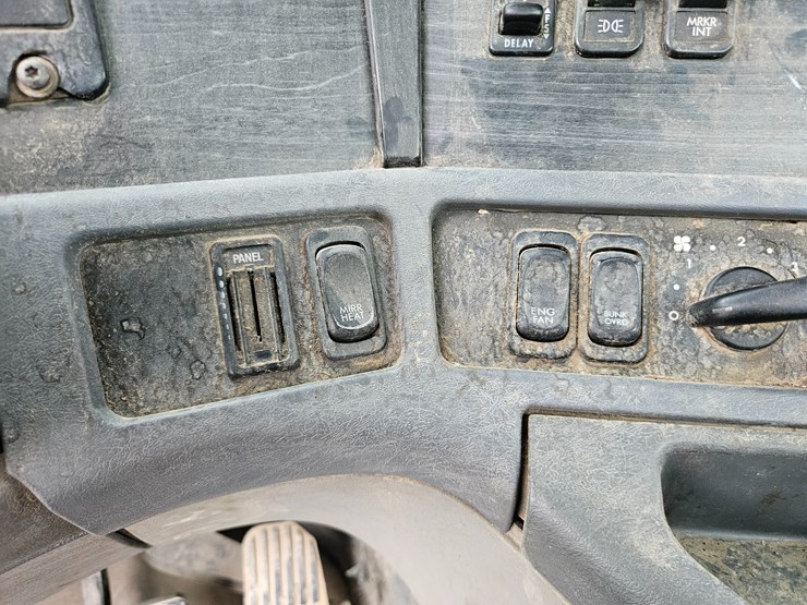 freightliner-columbia-120-image-89