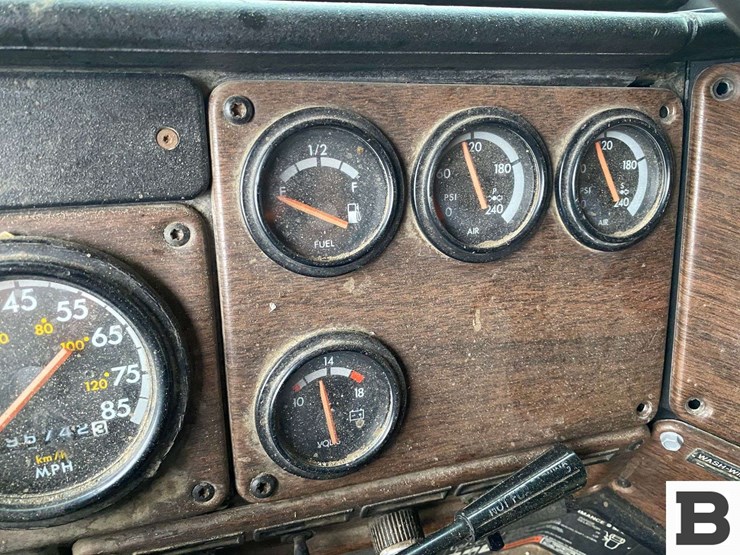 1993-freightliner-fld120-image-65