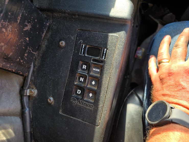 2013-peterbilt-320-image-53