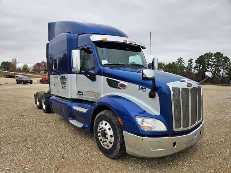 peterbilt-579-image-28