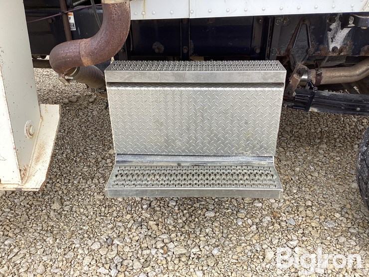 peterbilt-335-image-20