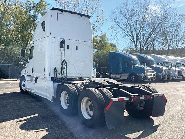 2020-freightliner-cascadia-126-image-2