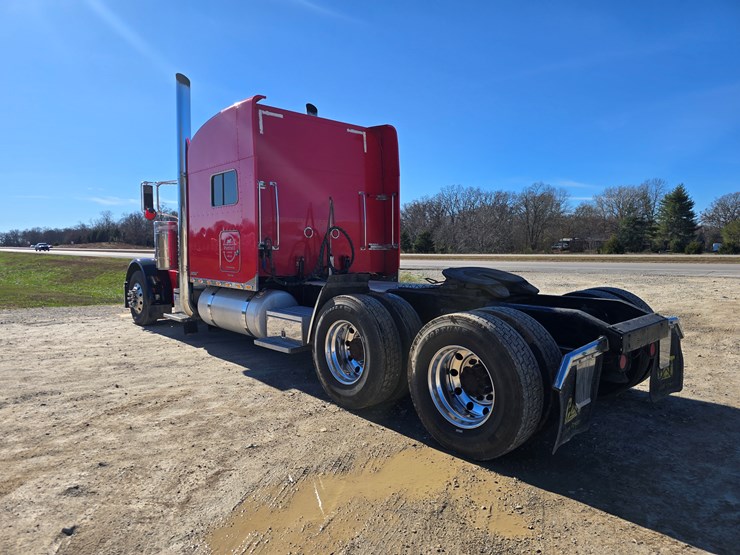 2005-peterbilt-379-image-17