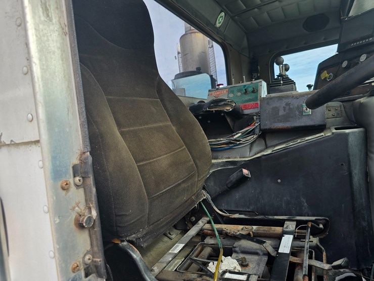 2003-peterbilt-320-image-44