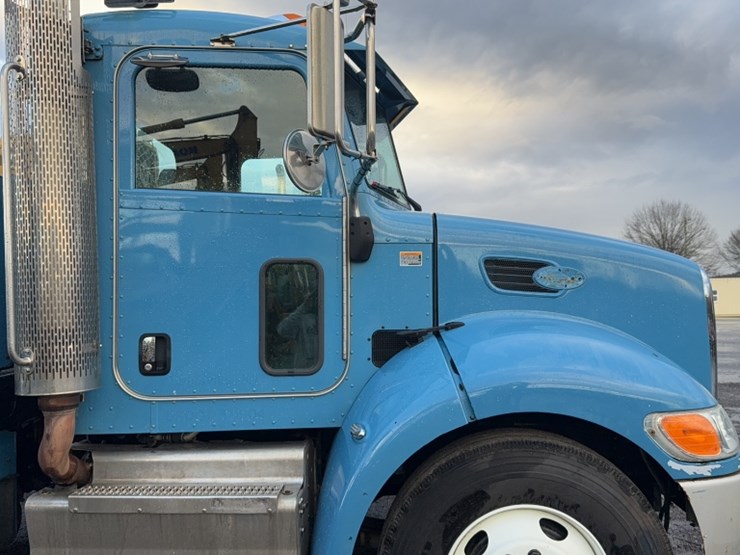 2012-peterbilt-337-image-6