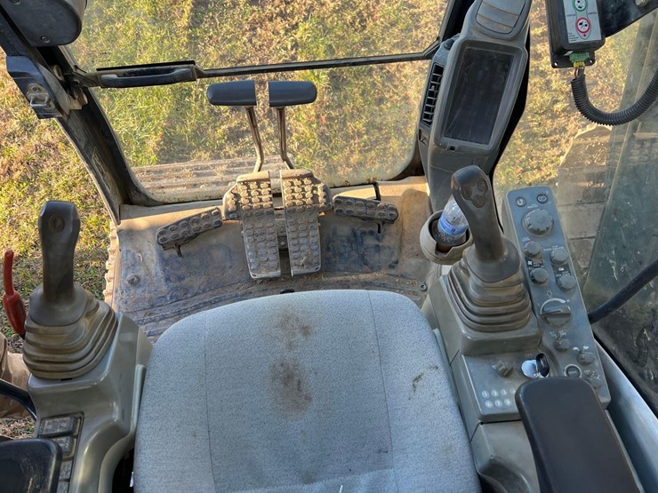 deere-245g-lc-image-25