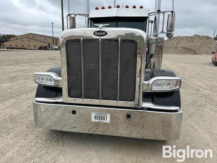 2016-peterbilt-389-image-19