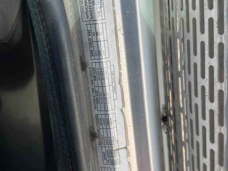 2001-peterbilt-379-image-12