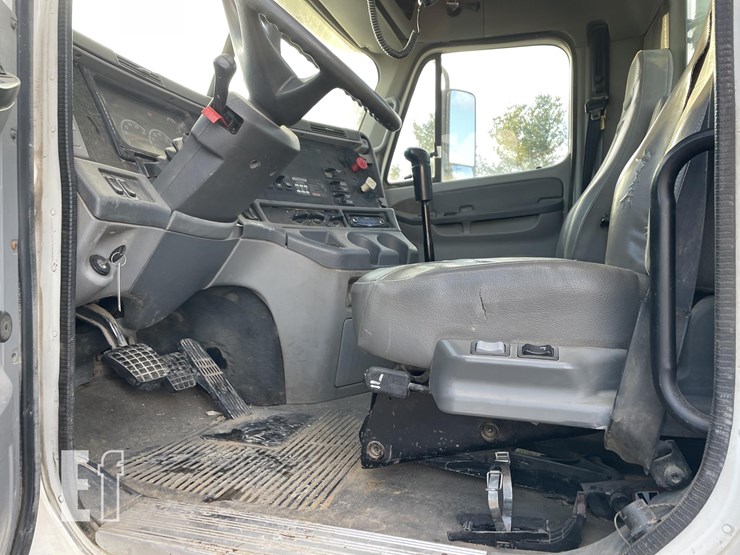 freightliner-columbia-120-image-3