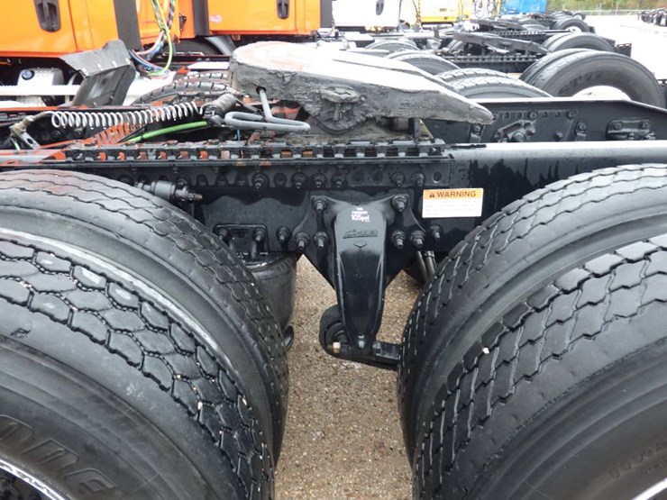 2019-freightliner-cascadia-126-image-17