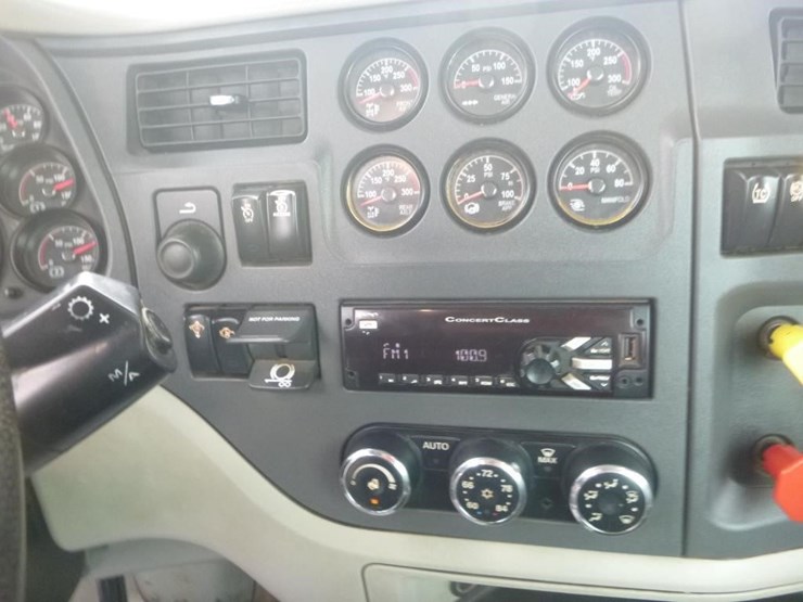 2019-peterbilt-567-image-16