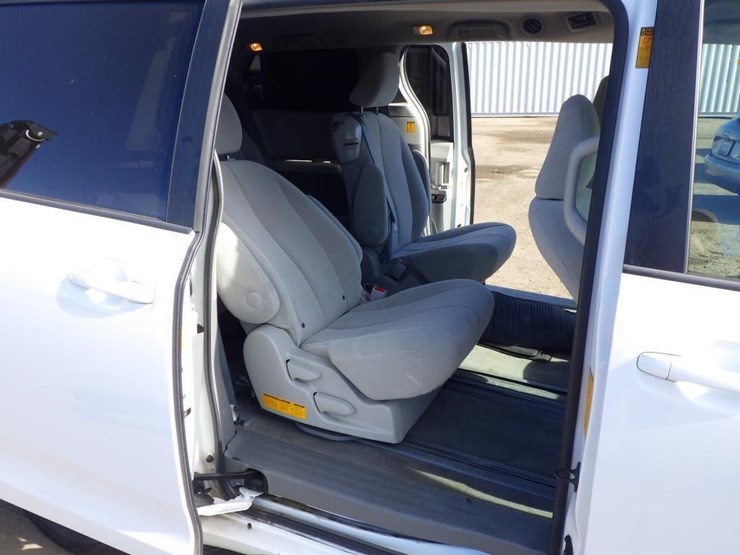 toyota-sienna-image-8