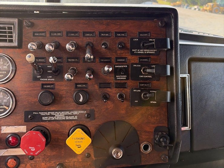 1999-peterbilt-379-image-21