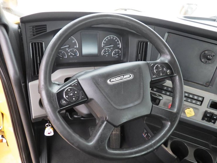 2020-freightliner-cascadia-126-image-15