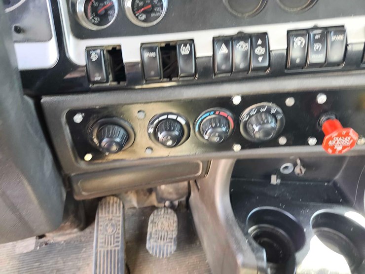 2011-kenworth-t800-image-22