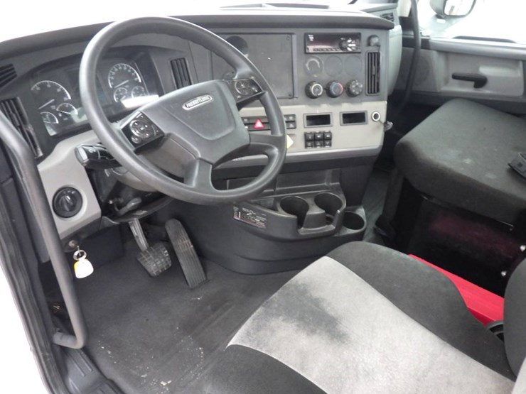 freightliner-cascadia-126-image-18