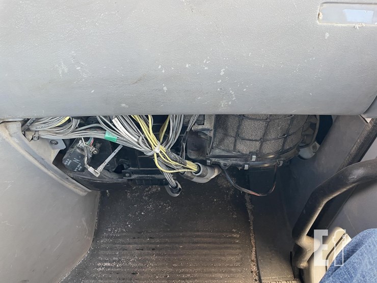 freightliner-columbia-120-image-12