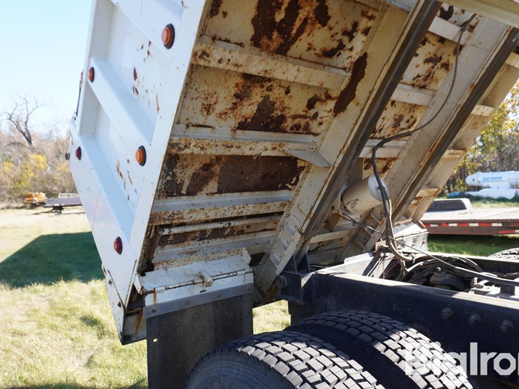 peterbilt-335-image-18