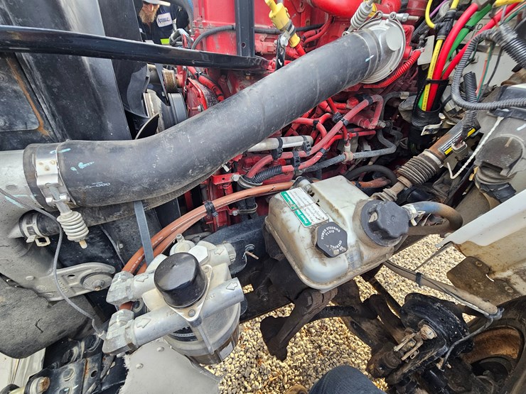 2019-freightliner-m2-106-image-20