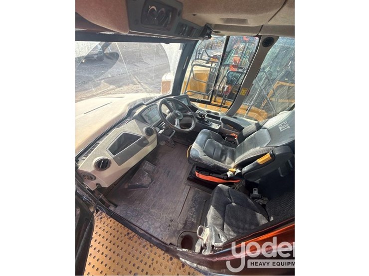 caterpillar-725-image-10