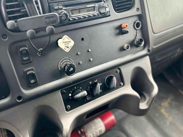 2016-freightliner-business-class-m2-106-image-31